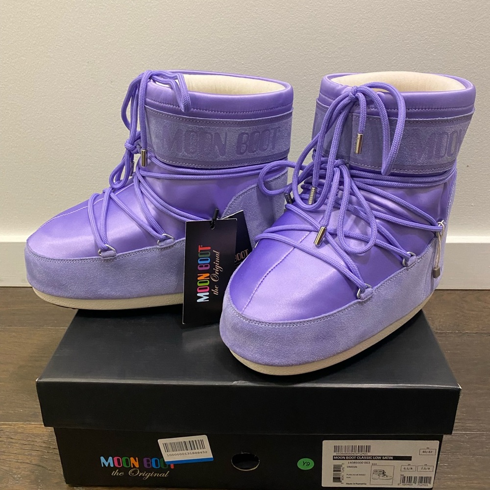 Moon boot, must-have for this season. Beautiful shoes with leather details.